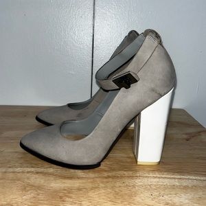 Aldo grey & white strapped ankle heel size 6.5